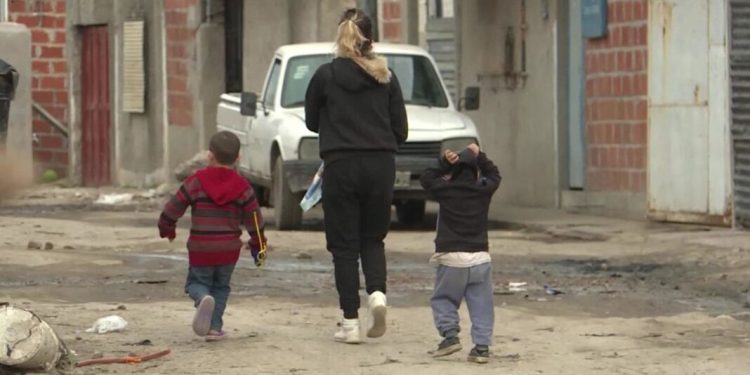 NACIONALES: La pobreza infantil trepó al 67%, su pico más alto desde la crisis del 2001  Un nuevo informe del ODSA-UCA reveló que la pobreza infantil alcanzó su pico más alto desde la crisis de 2001-2002 en el primer semestre de 2024.