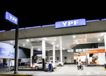 NACIONALES: Arrancó el descuento en YPF por cargar nafta de madrugada: de cuánto es la rebaja