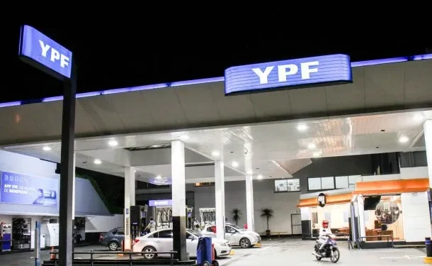 NACIONALES: Arrancó el descuento en YPF por cargar nafta de madrugada: de cuánto es la rebaja  La petrolera estatal comenzó a aplicar precios diferenciados según la hora del día en cinco puntos de venta en los que hay autodespacho.