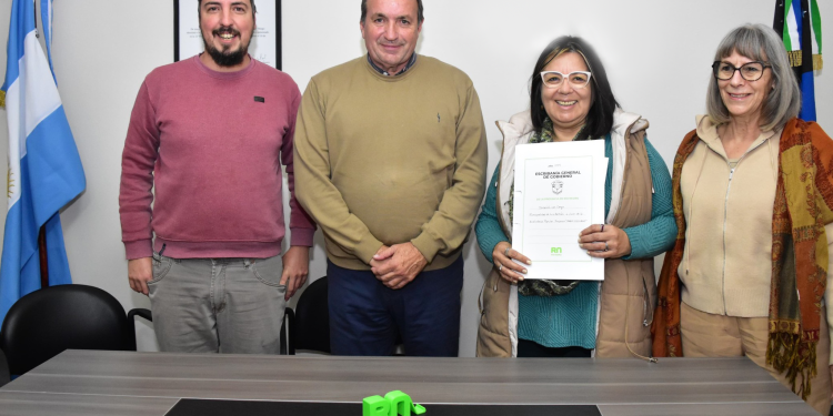 LUIS BELTRAN: EL SUEÑO DE LA ESCRITURA PARA LA BIBLIOTECA POPULAR  Desde el año 1990 las diferentes comisiones que han trabajado al frente de la Biblioteca Popular Pablo Pizzurno, soñaron con el edificio propio. Hoy, luego de muchos años la biblioteca del centro de la plaza 9 de Julio cuenta con sus escrituras.