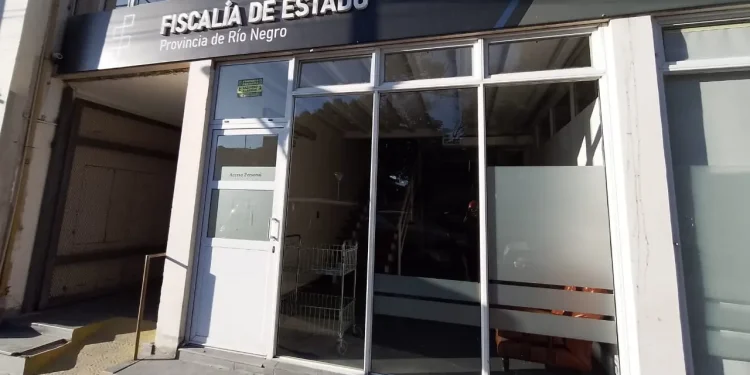 RIO NEGRO: La Fiscalía de Estado suma inteligencia artificial a su gestión pública  La Fiscalía de Estado de Río Negro y la Procuración General de la Ciudad Autónoma de Buenos Aires firmaron un convenio de colaboración para incorporar inteligencia artificial (IA) en los procesos jurídicos y administrativos del Estado rionegrino, marcando un paso clave hacia la modernización institucional.