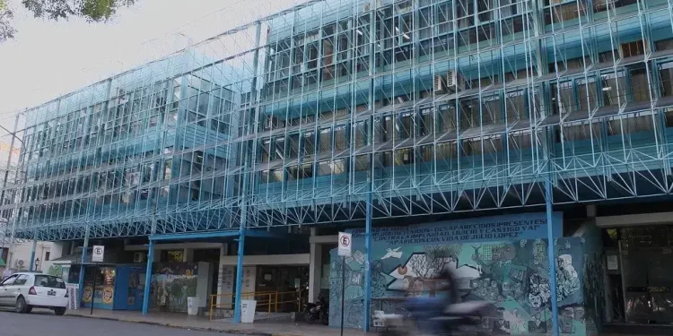 Río Negro garantiza condiciones laborales de residentes de salud  El Gobierno de Río Negro garantizó que los médicos y enfermeros residentes de la provincia continuarán percibiendo el mismo salario y mantendrán las condiciones laborales actuales. El Ministro de Salud, Demetrio Thalasselis, destacó que “en Río Negro valoramos y cuidamos a nuestros residentes de salud, quienes son fundamentales para la atención de nuestra población y constituyen el futuro de la medicina, además de ser la base para construir sistemas sanitarios sustentables en el tiempo”.