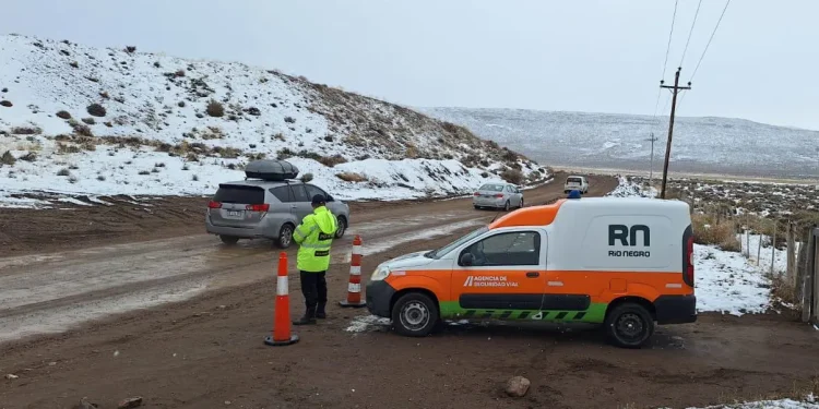 Recomendaciones para circular en rutas con nieve o hielo  Ante nevadas intensas y fenómenos climáticos que dificulten la conducción durante esta temporada invernal, el Ministerio de Seguridad y Justicia de Río Negro, a través de la Agencia Provincial de Seguridad Vial (APSV), brinda una serie de recomendaciones para quienes deban transitar por rutas en condiciones invernales.