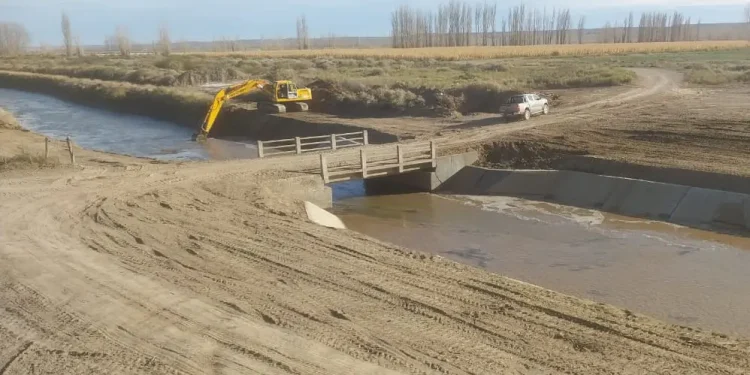 CHYMPAY: El DPA avanza con la reconstrucción del Puente Sarti  El Departamento Provincial de Aguas (DPA) continúa con buen ritmo la obra de reconstrucción del Puente Sarti, ubicado en el kilómetro 3 del Canal Principal Margen Norte, a pocos kilómetros de Chelforó y en cercanías de Chimpay. Los trabajos tienen como objetivo restaurar la estabilidad estructural del puente y mejorar el funcionamiento del canal de riego.