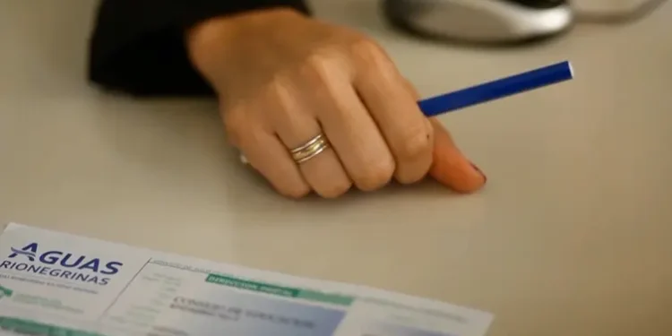 Ahora tu factura de Aguas Rionegrinas se paga en Rapipago sin boleta  Aguas Rionegrinas incorporó una nueva modalidad de pago a través de la red Rapipago, pensada para simplificar y agilizar el cumplimiento del servicio. Desde ahora, las y los usuarios pueden abonar su factura en cualquier Rapipago presentando únicamente su número de cuenta, sin necesidad de llevar la boleta impresa.