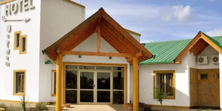 RIO NEGRO: Provincia avanzó con categorización de hospedajes turísticos en Valle Medio  Inspectores de la Secretaría de Turismo de Río Negro llevaron adelante un recorrido por las localidades de Lamarque y Chimpay, con el objetivo de habilitar y rehabilitar establecimientos que brindan servicios de alojamiento turístico.