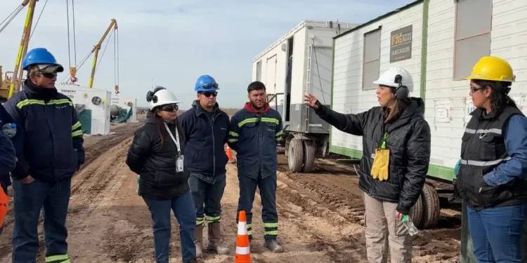 Trabajo inspeccionó el oleoducto Vaca Muerta Oil Sur en Chichinales  La Secretaría de Trabajo de Río Negro continúa reforzando su presencia territorial para garantizar condiciones laborales dignas y seguras en los principales proyectos de infraestructura que atraviesan la provincia. La titular del organismo, María Martha Avilez, junto al cuerpo de inspectores, recorrió el campamento del oleoducto Vaca Muerta Oil Sur (VMOS) en Chichinales, una obra estratégica que conectará los yacimientos neuquinos con Punta Colorada.