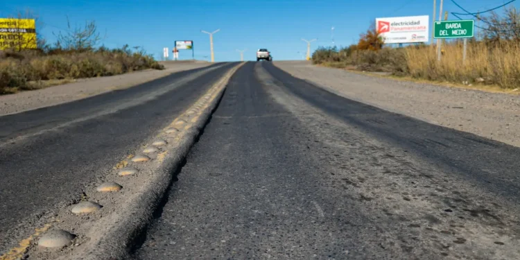 Río Negro demanda al Estado Nacional por el abandono de la Ruta 151  El Gobierno de Río Negro, la Defensoría del Pueblo, intendentes de municipios afectados y entidades empresariales presentaron una acción de amparo colectivo contra el Estado Nacional y la Dirección Nacional de Vialidad por el deplorable estado de la Ruta Nacional 151. La presentación busca proteger los derechos a la vida, la salud, la integridad física y la seguridad de las miles de personas que la usan a diario, señalando que la falta de mantenimiento afecta gravemente los servicios esenciales, actividades productivas y la economía regional.