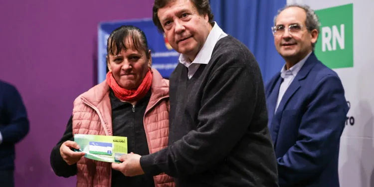 Río Negro garantiza medicamentos gratuitos para más vecinos en Lamarque  El Gobernador Alberto Weretilneck entregó en Lamarque 70 nuevas tarjetas del programa Río Negro Presente Salud, que garantiza el acceso gratuito a medicamentos para pacientes con enfermedades crónicas sin cobertura social. “Este programa es una muestra concreta de que estamos presentes en cada rincón de la provincia, mejorando la calidad de vida de los vecinos”, dijo.