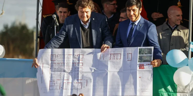 DARWIN: Weretilneck anunció la licitación del hospital de Darwin para septiembre  Darwin conmemoró sus 127 años de historia con una emotiva jornada de festejos y anuncios para la comunidad. El Gobernador Alberto Weretilneck acompañó a los vecinos en las celebraciones y confirmó que en septiembre se realizará el llamado a licitación para la construcción del nuevo hospital, una obra histórica que se concretará con fondos íntegramente provinciales.