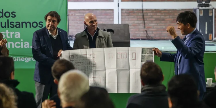 DARWIN: El nuevo hospital sumará seis camas de internación  En el marco del Plan Estratégico de Salud que lleva adelante el Gobierno de Río Negro, se anunció la construcción de un nuevo hospital para Darwin, que brindará nuevos servicios de atención médica y sumará seis nuevas camas de internación para la comunidad, jerarquizando el sistema de Salud en el Valle Medio.