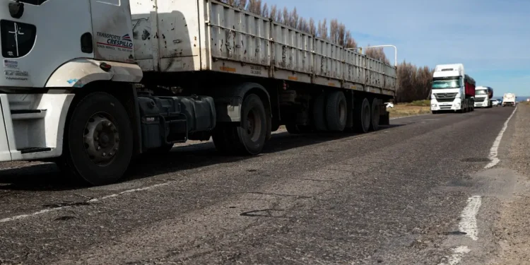 RIO NEGRO: Echarren: «La Ruta Nacional 151 es la que mayor deterioro presenta”  El Ministro de Obras y Servicios Públicos, Alejandro Echarren, se refirió al deterioro que presenta la Ruta Nacional 151, la cual atraviesa Río Negro en sentido norte-sur pasando por Cipolletti, Cinco Saltos, Contralmirante Cordero, Barda del Medio y Catriel, entre otras localidades, contando con una extensión de 150 kilómetros. La ruta es transitada a diario por gran cantidad de personas que se movilizan entre ciudades para ir a trabajar y estudiar, siendo además una traza clave por donde circula la producción hidrocarburífera de Vaca Muerta.