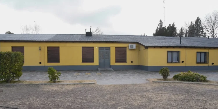 DARWIN: a Escuela Primaria 34 ya está lista para su comunidad educativa  La obra de puesta en punto de la Escuela Primaria 34 “Pedro Lucero” está finalizada y el establecimiento ya se encuentra en óptimas condiciones para recibir nuevamente a toda su comunidad educativa. Los trabajos se ejecutaron en el marco del plan de Obras Complementarias y con fondos previstos en el convenio escolar entre el Ministerio de Educación y Derechos Humanos y la Municipalidad de Darwin.