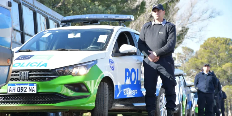 RIO NEGRO: Nuevos patrulleros ya refuerzan la seguridad en toda la provincia Los móviles policiales entregados recientemente por el Gobierno de Río Negro ya se encuentran operativos en las distintas unidades de la Policía. La distribución, planificada estratégicamente, tiene como objetivo fortalecer la presencia territorial de la fuerza y optimizar la capacidad de prevención y respuesta ante situaciones que requieran intervención inmediata.
