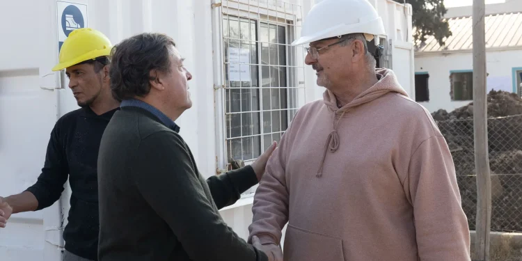 CHIMPAY: Con apoyo provincial, Chimpay mejora su hospital y espacios públicos  El Gobernador Alberto Weretilneck visitó Chimpay y entregó un aporte de $30 millones para seguir avanzando con el Paseo del Peregrino, un sendero que unirá nueve barrios con el Parque Ceferino. Además, recorrió las obras de ampliación del Hospital local, firmó un acta compromiso para ejecutar obras de red eléctrica en un loteo de la localidad y entregó escrituras a familias.