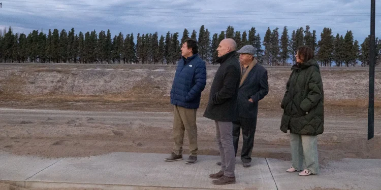 POMONA: Weretilneck recorrió obras que se ejecutan con fondos provinciales  El Gobernador Alberto Weretilneck cerró su jornada de trabajo en el Valle Medio con una visita a Pomona. Junto al Intendente Miguel Jara, recorrió el avance de obra del nuevo Paseo Peatonal Público, que se ejecuta con fondos provinciales. Además, entregó escrituras y firmó un convenio para fortalecer la difusión del 0800-DROGAS.