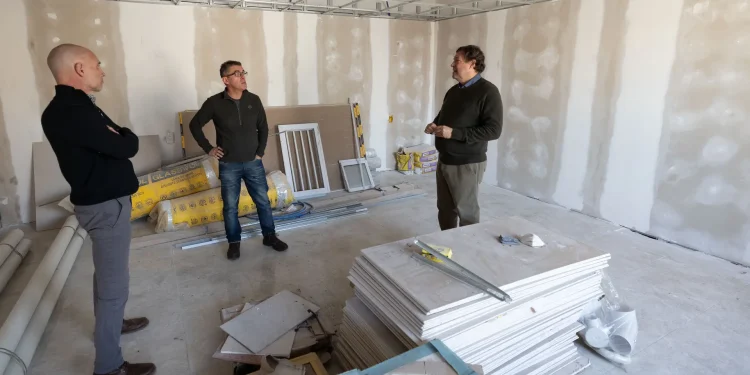 BELISLE: Weretilneck recorrió la obra del hospital y entregó escrituras  El Gobernador Alberto Weretilneck visitó Coronel Belisle, donde verificó el avance de la obra del nuevo Salón de Usos Múltiples del hospital, que ya supera el 80% de ejecución y se construye con fondos provinciales. El espacio, de 46 metros cuadrados anexados al edificio principal, será utilizado para servicios de kinesiología, salud mental y actividades comunitarias.