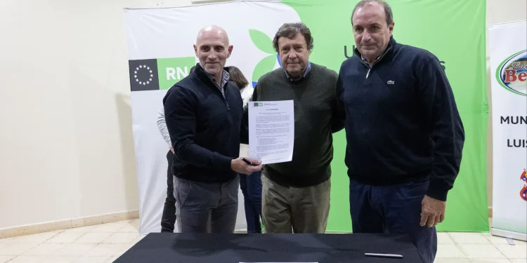 Luis Beltrán avanza con pavimento urbano gracias al apoyo provincial  El Gobernador Alberto Weretilneck y el Intendente Robin Del Río firmaron el convenio para iniciar obras de pavimentación urbana en Luis Beltrán, con financiamiento provincial. La medida busca mejorar la circulación, jerarquizar espacios públicos, elevar la calidad de vida de más de 600 familias y generar empleo local a través de cooperativas y empresas de la región.