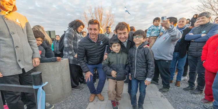 CHOELE CHOEL: Weretilneck anunció nuevas obras para seguir transformando Choele  El Gobernador Alberto Weretilneck acompañó al Intendente Diego Ramello y a toda la comunidad de Choele Choel en los festejos por el 146° aniversario de la localidad. Hubo recorrida de obras, se firmaron convenios clave y se inauguraron espacios públicos que mejoran la calidad de vida de cientos de familias, con una fuerte inversión provincial.