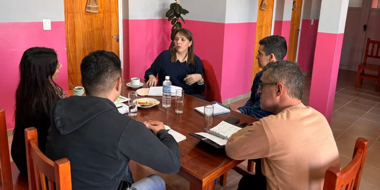 BELISLE: Trabajo avanza con municipios para fortalecer el empleo local  Con la convicción de que el desarrollo productivo de Río Negro debe tener rostro y manos rionegrinas, la Secretaria de Trabajo, María Martha Avilez, mantuvo un encuentro en Valcheta con la Intendenta, Yamila Direne, y los jefes comunales de Coronel Belisle, Diego Agüero, y de Chichinales, Lucas González.