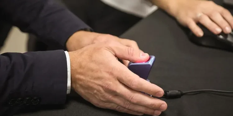 Firma digital en Río Negro, una tendencia que crece  Esta herramienta permite realizar trámites cotidianos y firmar documentos importantes de manera segura y eficiente, sin necesidad de trasladarse de localidad. Puede gestionarse en cualquier oficina del Registro Civil de la provincia.