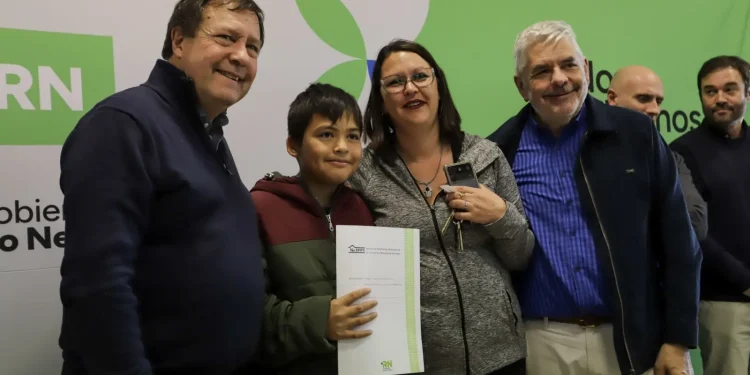 REGINA: Suma obras y mejores servicios con apoyo de la Provincia  El Gobierno de Río Negro invertirá más de $114 millones para refaccionar la Escuela Primaria 52 y otros $13 millones para ampliar la red de gas en el barrio Aldrighetti de Villa Regina. Lo confirmó el Gobernador Alberto Weretilneck, quien destacó la “agenda permanente” que mantiene con el Intendente Luis Albrieu.