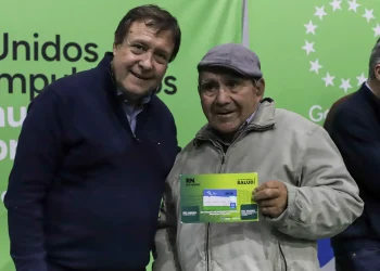 CHICHINALES: La Provincia entregó tarjetas de salud, aportes y escrituras