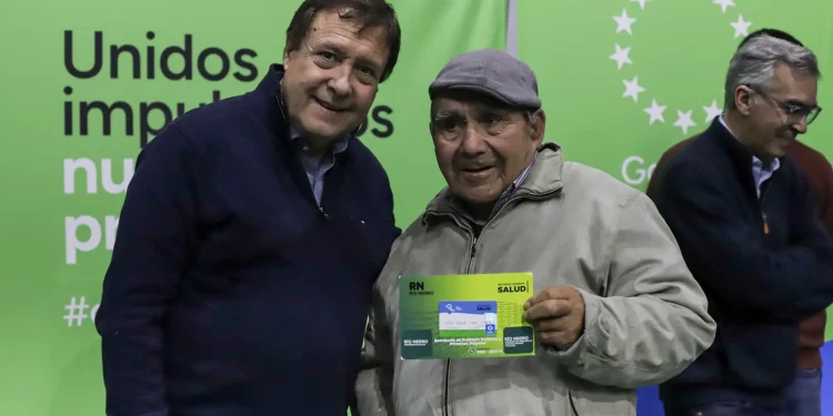 CHICHINALES: La Provincia entregó tarjetas de salud, aportes y escrituras  El Gobernador Alberto Weretilneck encabezó en Chichinales el acto entrega de tarjetas del programa RN Presente Salud, destinado a garantizar el acceso gratuito a medicamentos. También se formalizó una inversión de más de $14 millones para extender la red de gas a más familias.