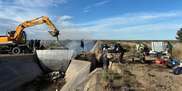 RIO NEGRO: IDEVI avanza con obras de infraestructura clave en el sistema de riego  Como todos los años, el Instituto de Desarrollo del Valle Inferior se encuentra desarrollando tareas de mantenimiento en el sistema de riego y drenaje durante el período de corte de mayo, junio y julio.