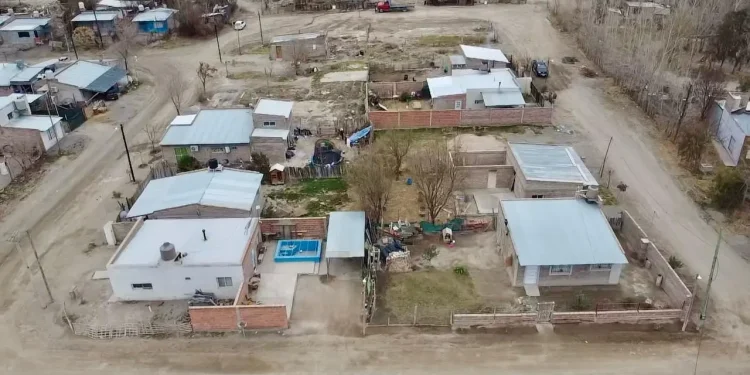 CHICHINALES: : 14 familias contarán en los próximos días con gas natural  Mediante un trabajo articulado entre el Gobierno de Río Negro y el Municipio de Chichinales, se ejecuta una nueva obra de gas que permitirá ampliar la red y garantizar el acceso al servicio a 14 familias de la localidad con una inversión provincial que supera los $14 millones.