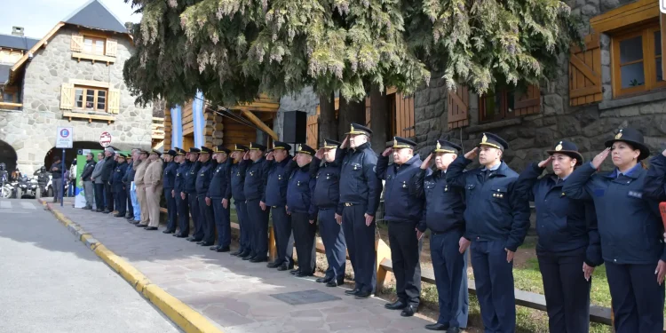 La Policía de Río Negro refuerza la seguridad en la temporada invernal 2025  Con el objetivo de reforzar la seguridad en los principales destinos turísticos de la Zona Andina, el Ministerio de Seguridad y Justicia de Río Negro puso en marcha el Plan Operacional de Invierno 2025. El operativo incluye la asignación de 150 efectivos policiales para San Carlos de Bariloche y El Bolsón.