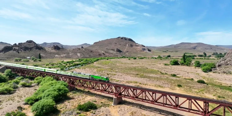 RIO NEGRO: Weretilneck anunció la compra de una nueva locomotora para Tren Patagónico  El Gobernador Alberto Weretilneck anunció el llamado a licitación pública para la adquisición de una nueva locomotora diésel-eléctrica, que se incorporará al parque del Tren Patagónico con el objetivo de mejorar la calidad, seguridad y continuidad de sus servicios. La inversión total supera los $3.700 millones y será financiada íntegramente con fondos del presupuesto provincial.