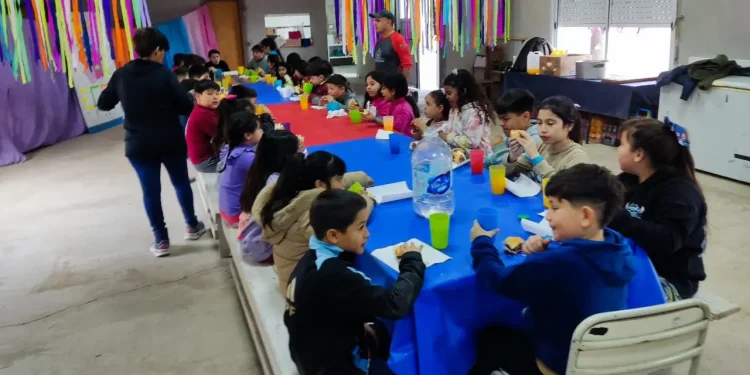 RIO NEGRO: Niñas, niños y adolescentes vivieron un invierno lleno de actividades  Durante las vacaciones de invierno, la Secretaría de Niñez, Adolescencia y Familia (SENAF) llevó adelante una agenda cultural y de juegos para que niños, niñas y adolescentes disfruten y socialicen entre pares, con el objetivo de ampliar horizontes. En este marco, "Somos Juego, Somos Derechos, Somos INTERECOS" se realizó en El Bolsón, San Carlos de Bariloche, General Roca, Ingeniero Huergo y Río Colorado; y uno de los momentos más significativos fue el viaje de un grupo de adolescentes de Viedma, quienes tuvieron la posibilidad de conocer el mar por primera vez.