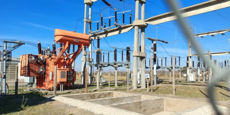 Río Negro invierte para repotenciar la Estación de Río Colorado  El Gobierno de Río Negro avanza con una inversión inicial de $130 millones para repotenciar la Estación Transformadora de Río Colorado, incorporando un transformador de 15 MVA que permitirá mejorar la calidad del servicio eléctrico ante el aumento de la demanda.