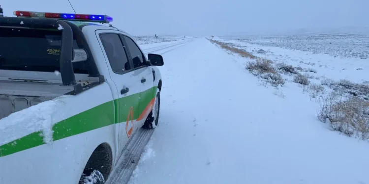 RIO NEGRO: Protección Civil trabaja en rutas nevadas para garantizar la seguridad vial  En el marco del operativo invernal, el equipo de Protección Civil del Ministerio de Seguridad y Justicia de Río Negro se encuentra desplegado en rutas y caminos de la provincia, realizando recorridas preventivas y tareas de verificación del estado de transitabilidad.