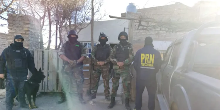 CORONEL BELISLE/CHIMPAY: Secuestran drogas, dinero y un arma en allanamientos  La Delegación de Lamarque de la Policía de Río Negro llevó a cabo importantes allanamientos en Coronel Belisle y Chimpay, en el marco de una investigación por presunta comercialización de estupefacientes. Como resultado de los procedimientos, se secuestró cocaína, marihuana, dinero en efectivo, teléfonos celulares, una balanza de precisión y un arma de fuego.