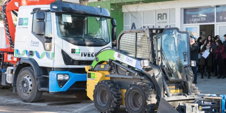 VIEDMA: Río Negro refuerza el servicio de ARSA con nueva maquinaria  El Gobernador Alberto Weretilneck entregó esta mañana en Viedma nuevos vehículos y maquinaria pesada para Aguas Rionegrinas, con el objetivo de optimizar sus tareas operativas en toda la provincia. La inversión total de más de $1.376 millones, financiada con fondos propios, permitió la adquisición de 6 camionetas, 1 camión hidrogrúa, 1 camión desobstructor combinado, 1 miniexcavadora, 2 retroexcavadoras y 2 minicargadoras.