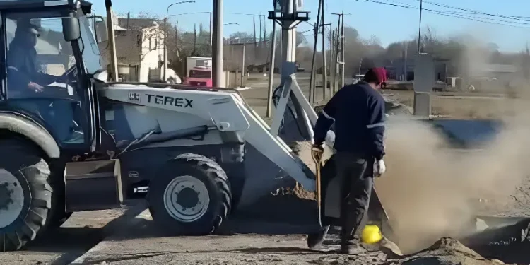 CHOELE CHOEL: Comenzó la obra de extensión de gas en los barrios de Choele  Con fondos provinciales inició la obra de extensión de gas para proveer de un servicio seguro a 28 familias de los barrios Maldonado y Tupac Amaru en Choele Choel.