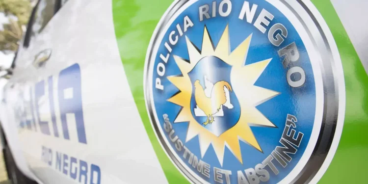 RIO NEGRO: Weretilneck anunció la modalidad de pago del beneficio a policías retirados  El Gobernador Alberto Weretilneck anunció la modalidad de pago del beneficio extraordinario destinado a policías retirados y pensionados de Río Negro, en concepto de compensación por diferencias en la liquidación de la zona desfavorable. La medida alcanza a 4.627 beneficiarios e implica una inversión provincial total de $23.700 millones.