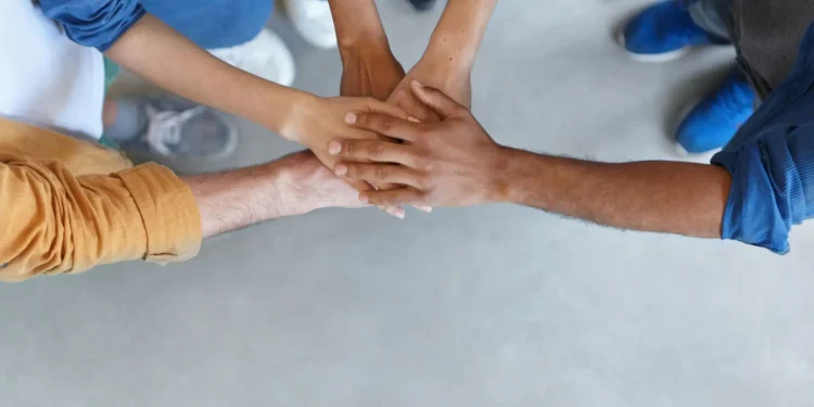 RIO NEGRO: Siguen vigentes los Programas de Financiamiento de Cooperativas y Mutuales  Los Programas de Financiamiento de Cooperativas y Mutuales 2025 se encuentran vigentes en Río Negro con el objetivo de fortalecer el sector asociativo a través de líneas de crédito y aportes no reintegrables. Esta política pública busca mejorar la sostenibilidad económica y social de cooperativas y mutuales, reconociendo su rol estratégico en el desarrollo productivo, comunitario y territorial.