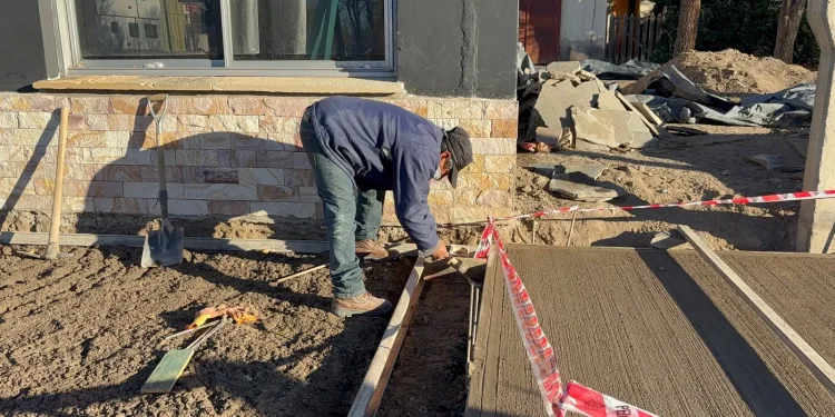 RIO NEGRO: Bono petrolero 33 municipios ya recibieron $3.500 millones para obras  En el marco de la renegociación de los contratos petroleros, la Provincia transfirió más de $3.599 millones a 33 municipios, que ya están siendo utilizados para la concreción de proyectos vinculados a la ejecución de obra pública y la compra de equipamientos que permitan mejorar la calidad de vida de las y los rionegrinos.