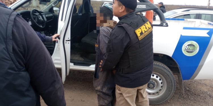 CINCO SALTOS: La Policía halló un cuerpo en Cinco Saltos y detuvo a un sospechoso  La Policía de Río Negro encontró un cuerpo enterrado en una zona rural de Cinco Saltos y detuvo a un hombre sospechado de estar vinculado al caso. El operativo se realizó en el marco de la investigación por la desaparición de una persona y permitió además el secuestro de armas, ropa y otros elementos de interés para la causa.