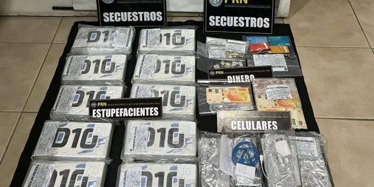 ROCA: Policía secuestró 10 kg de cocaína y evitó 55.000 dosis en las calles  Con un operativo coordinado y en tiempo récord, la Policía de Río Negro logró desarticular una organización narcocriminal que operaba en General Roca, secuestró más de 10 kilos de cocaína de máxima pureza y detuvo a tres personas. El despliegue, denominado “Ola Polar”, representó un fuerte golpe al narcotráfico regional y evitó que unas 55.000 dosis llegaran a las calles.