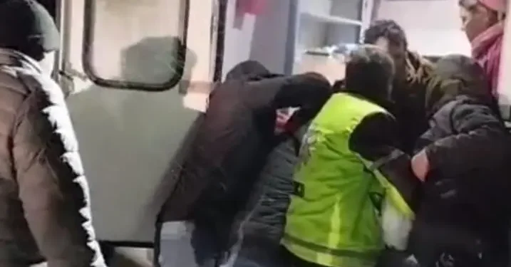 RIO NEGRO: Weretilneck celebró el rescate de hombre en plena nevada en la Región Sur Un rápido y eficaz operativo de emergencia permitió rescatar con vida a Nahuel Vince, un peón rural que se había extraviado en medio del temporal de nieve en Región Sur. El Gobernador Alberto Weretilneck destacó el compromiso y profesionalismo del personal interviniente, y valoró el accionar coordinado del Estado provincial ante la crítica situación.