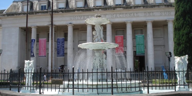 BAHIA BLANCA: Estudiar en la ciudad cuesta más de $800 mil por mes  Según un informe del CREEBBA, la canasta estudiantil para quienes cursan en la UNS alcanzó los $819.241 en junio. El incremento mensual fue del 2,3% y el aumento interanual llegó al 49%.