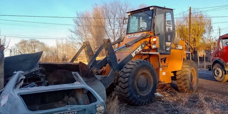 CHOELE CHOEL: Choele avanza firme en la recolección de chatarra y autos abandonados para mejorar la calidad de vida  La Municipalidad de Choele Choel sigue adelante con un operativo intenso y coordinado para sacar de las calles la chatarra acumulada y los vehículos abandonados que, por años, fueron un problema para barrios y vecinos.