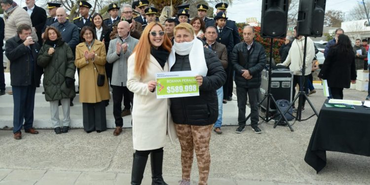 CHOELE CHOEL: Choele acompaña a quienes dan el primer paso: entregaron fondos para microemprendimientos locales  En el marco del aniversario de la ciudad, el intendente Diego Ramello encabezó la entrega de aportes económicos a nuevos microemprendimientos de Choele Choel. Se trata de una inversión cercana a los cinco millones de pesos, gestionada íntegramente con fondos municipales.