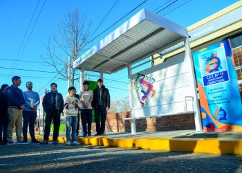 CHOELE CHOEL: Una nueva garita para el colectivo: trabajo conjunto entre el CET 13 y la Municipalidad