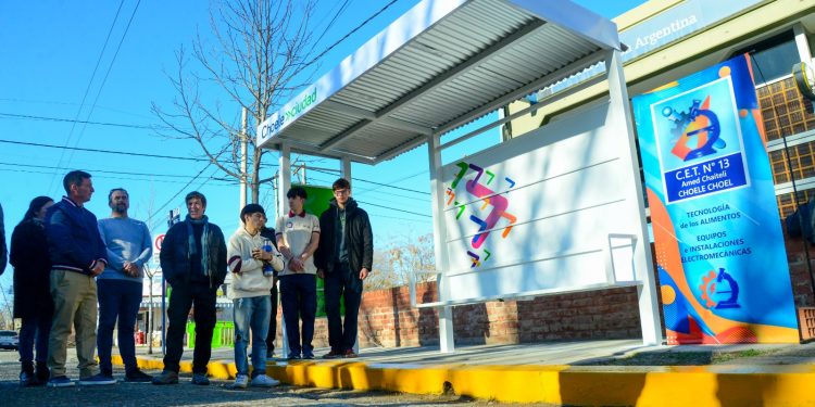 CHOELE CHOEL: Una nueva garita para el colectivo: trabajo conjunto entre el CET 13 y la Municipalidad  En el marco de las primeras actividades por el 146° aniversario de la ciudad, se inauguró este lunes una nueva garita para la parada del colectivo interurbano. La estructura fue instalada en un punto clave del centro choelense: la esquina de San Martín y 9 de Julio, sobre la vereda del Banco Nación, una zona de alta circulación de vecinos que utilizan el transporte público a diario.