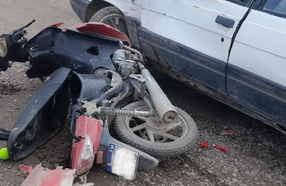 CORONEL BELISLE: Un accidente de tránsito se produjo en las primeras horas de la tarde de este miércoles Ocurrió minutos después de las 13 horas en la esquina de Colon y Mitre. Tuvo por protagonistas a un vehículo Renault 11 y una motocicleta Mondial 110 cc.